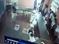 Zmęczony uczeń myli krzesło z plecakiem