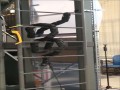 Wąż-robot z łatwością wspina się po drabinie
