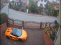 Wandal niszczy Lamborghini