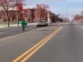 Wariat na rowerze w ruchu ulicznym