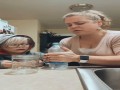 Kiedy mama pomaga w szkolnym eksperymencie