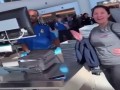 Kiedy na lotnisku ogarniesz, że koleżanki podrzuciły ci łózkową zabawkę