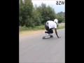 Zjazd na desce po ruchliwej drodze kończy się wypadkiem