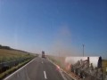 I cyk na boczek! Ponadgabarytowy ładunek spadł z naczepy