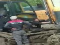 Nieporozumienie operatorów koparek. Pozbył się kumpla za pomocą łychy