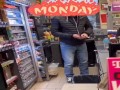Wdarł się za kasę w Żabce i groził ostrym narzędziem ekspedientce